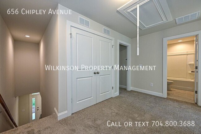Building Photo - 3-Bedroom Townhouse with Proximity to Char...