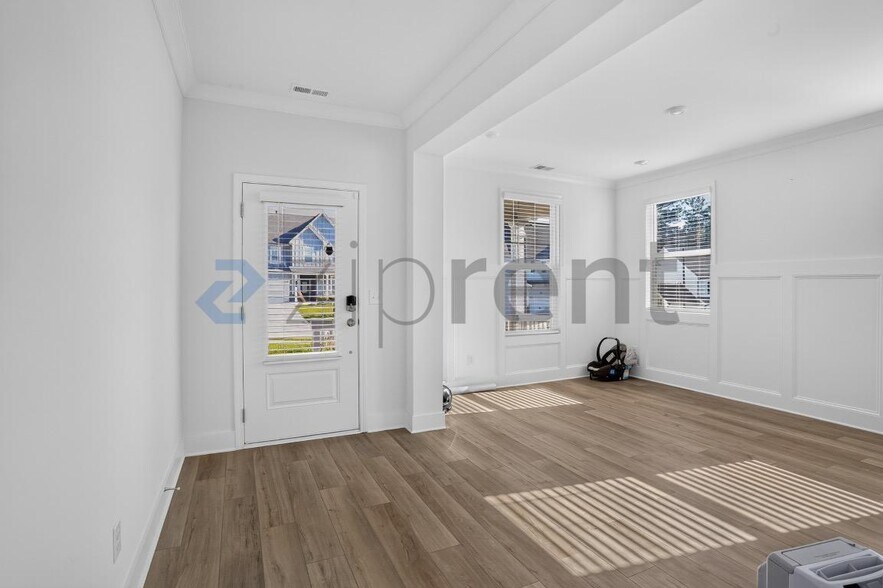 Building Photo - Unit