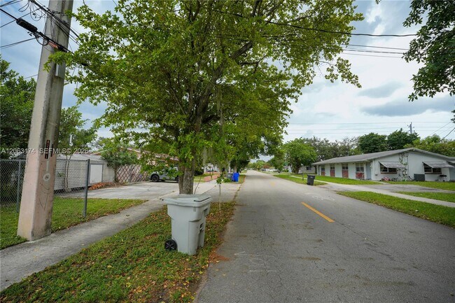 Building Photo - 715 N 58th Ave