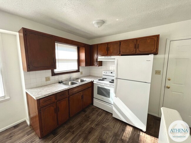 Building Photo - 2 Bedroom / 1 Bath House with Yard & W/D H...