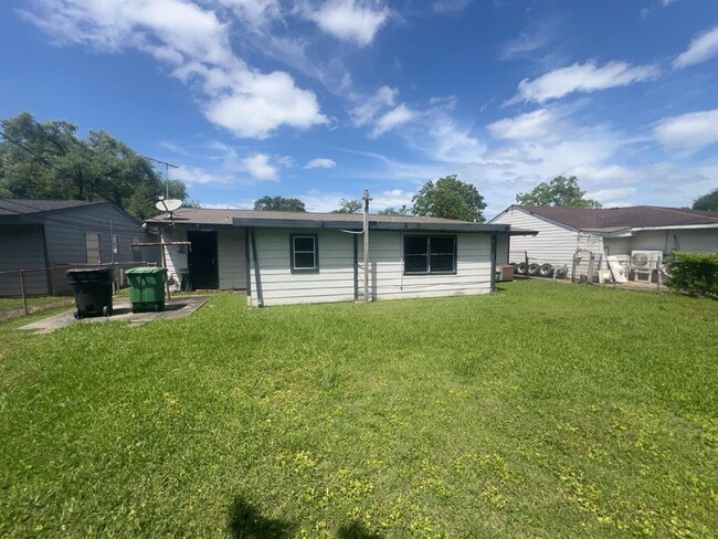Building Photo - 5810 Glenhurst Dr