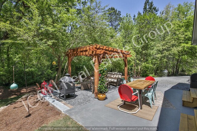 Building Photo - 3/2 Home on large lot in Woodstock