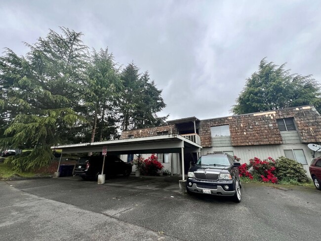 Building Photo - Ground-Level Unit in a Fourplex Near Tacoma Mall