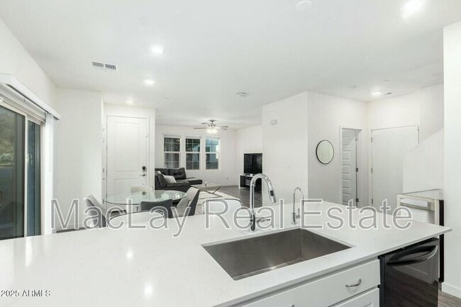 Building Photo - 1918 E Bridgeport Pkwy