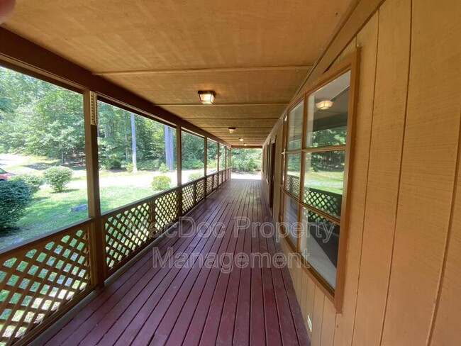 Building Photo - 104 Waverly Dr