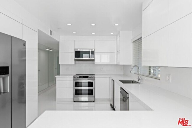 Building Photo - 2419 Ocean Front Walk