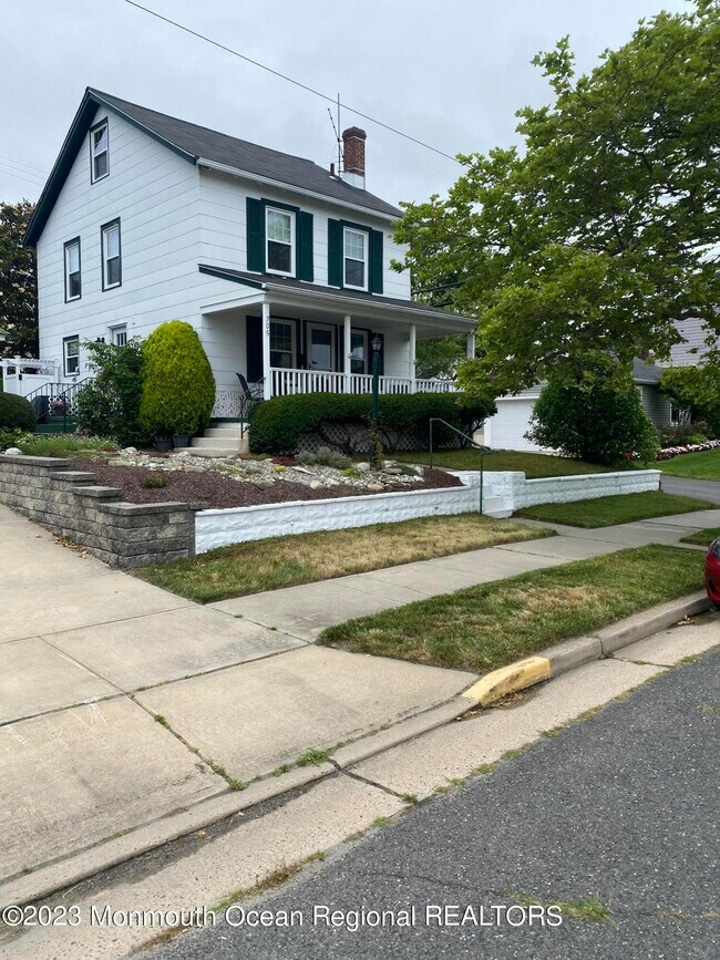 Building Photo - 305 3rd Ave