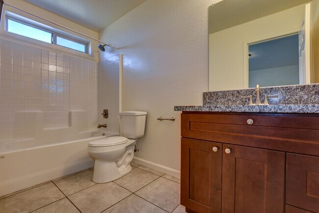 Building Photo - 3330 N Navajo Dr