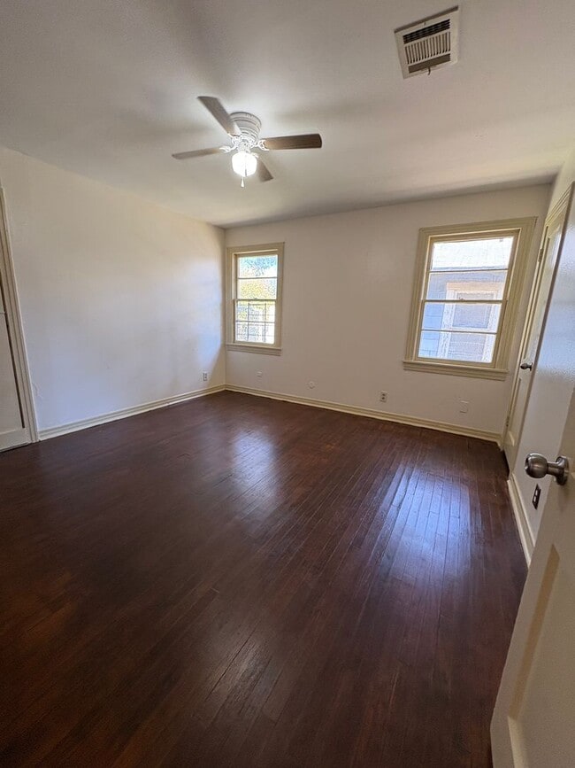 Building Photo - Beautiful 4 bedroom/ 2 bath home with Central Air&Heat