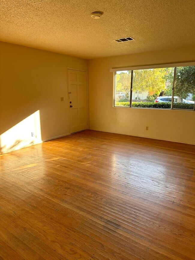 Building Photo - 2701 Blackburn Dr