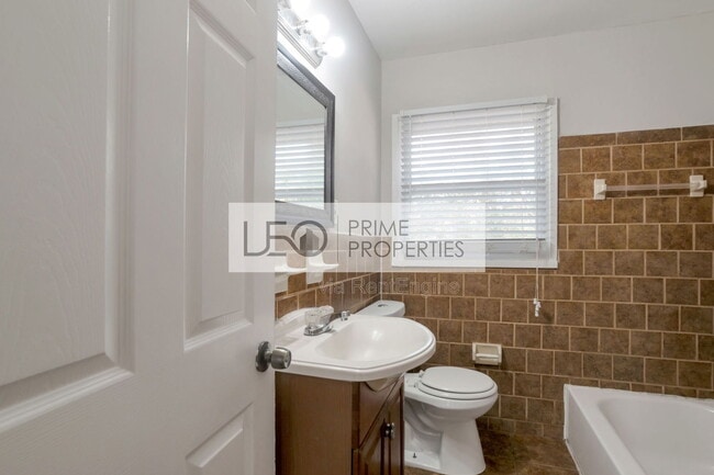 Building Photo - 751 Yale Pl SW