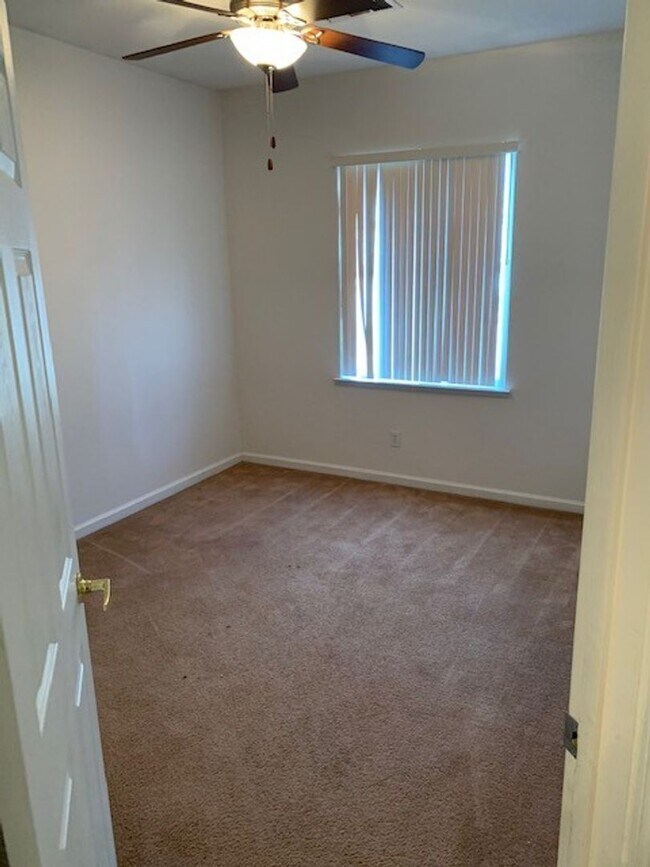 Building Photo - 4 Bedroom 2 Bath Home Available Now!