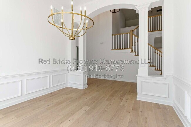 Building Photo - 4016 Dahlia Dr