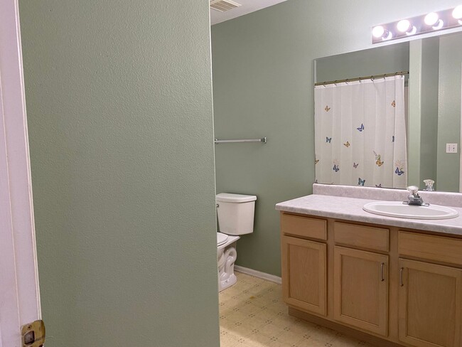 Building Photo - 2 Bed 2 Bath Townhome