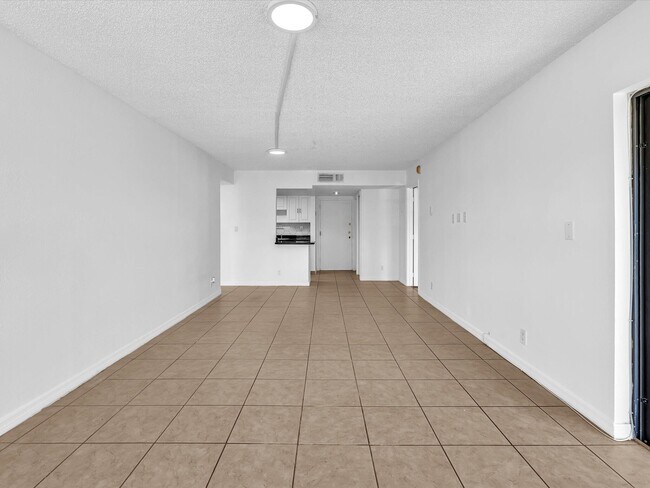 Building Photo - 220 Lakeview Dr