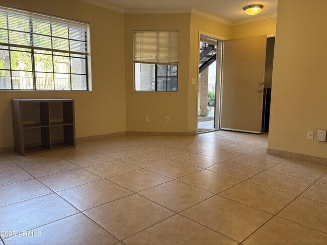 Building Photo - 925 S Longmore