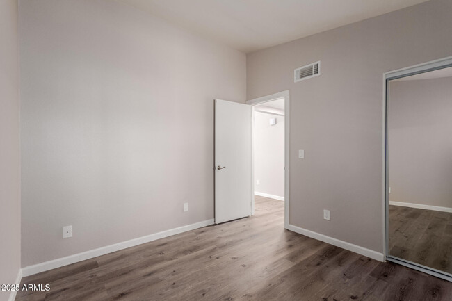Building Photo - 3306 S Parkside Dr