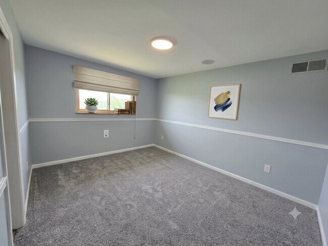 Building Photo - 14443 Lakeshore Dr
