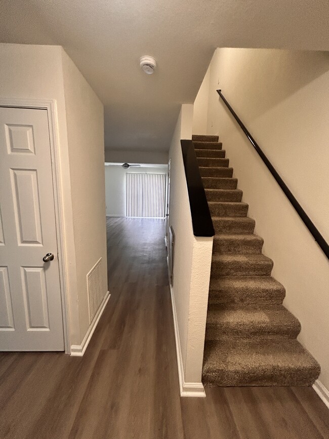Building Photo - 1121 Fords Pointe Cir