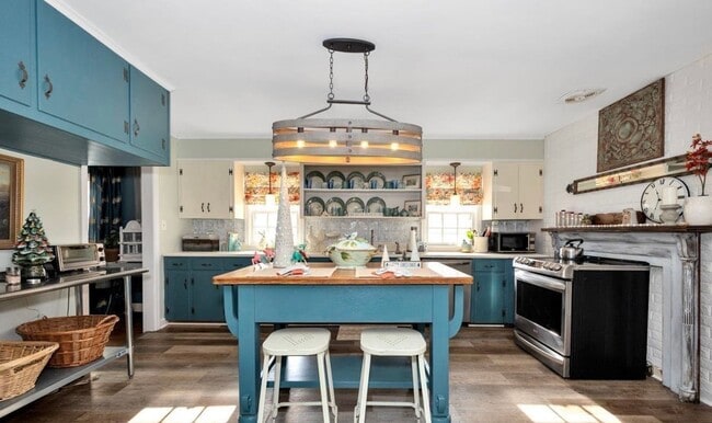 Building Photo - Charming 3 Bedroom, 2 Bathroom Home in Dec...