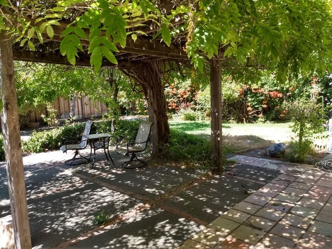 Building Photo - Updated 3 Bed 2.5 Bath Home!