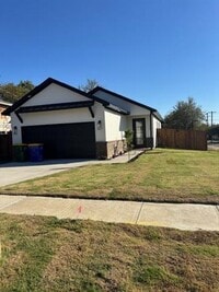 Building Photo - 700 Park Dr