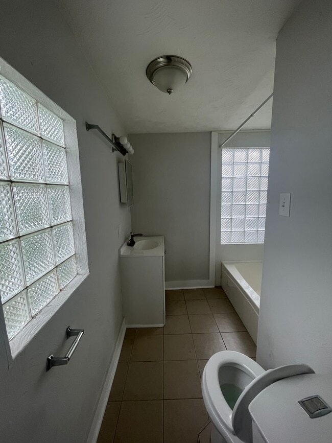 Building Photo - Available July 1st! 3 Bed 1.5 Single Famil...