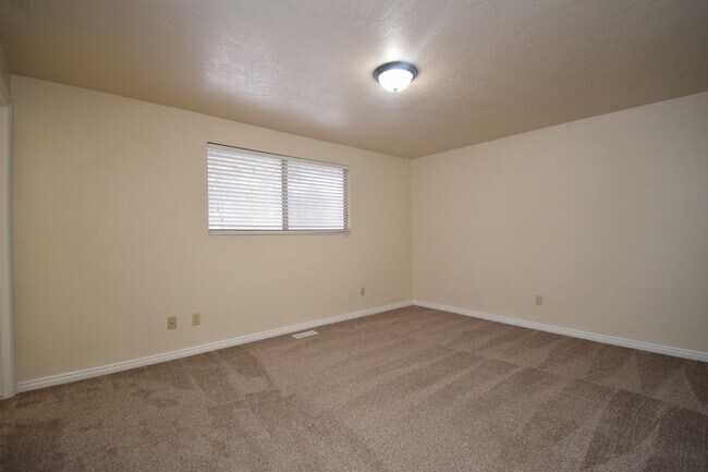 Building Photo - Bright 3 Bed in North Salt Lake – Near Parks, Trails, Shopping & Dining!!
