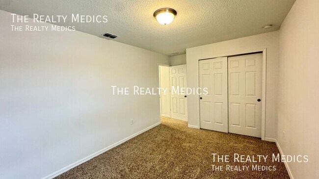 Building Photo - 2401 White Tail St