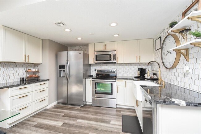 Building Photo - 2016 Main St