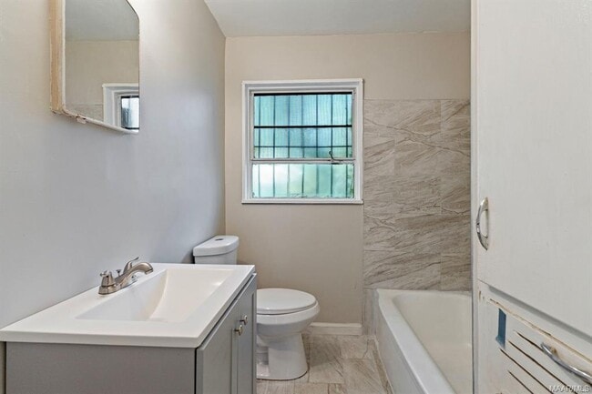 Building Photo - 1221 Belmont St