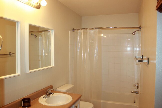 Building Photo - Gated Condo 2 bedroom 2 bath with no stairs!