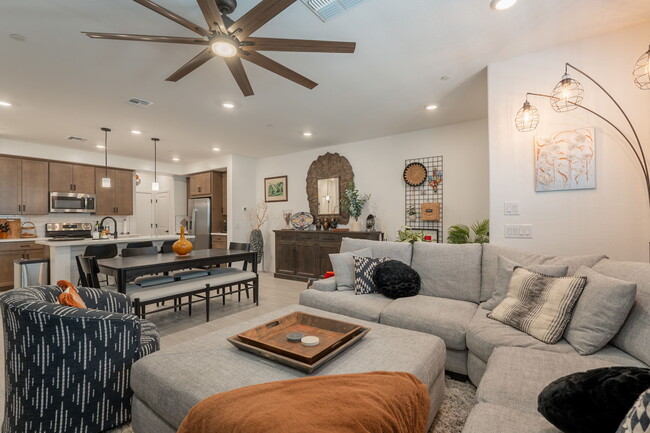 Building Photo - 2629 S Equestrian Dr