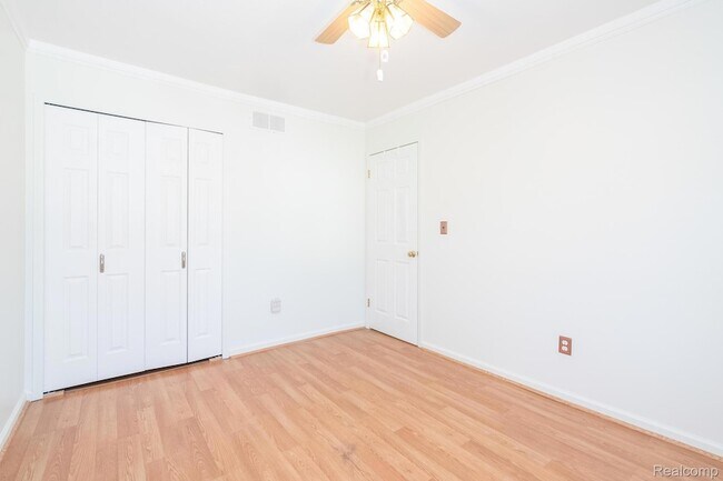 Building Photo - 15566 Dupage Blvd