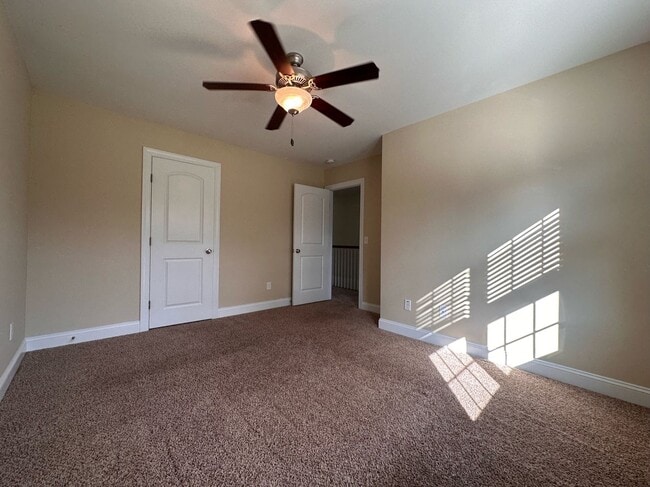 Building Photo - Perfect on Pineflat!