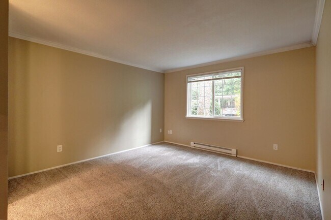Building Photo - 2 Bedroom Ground Floor Condo in the Heart of Woodinville!