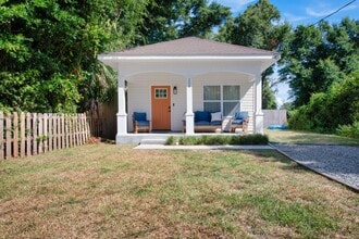 Building Photo - 208 E Yonge St