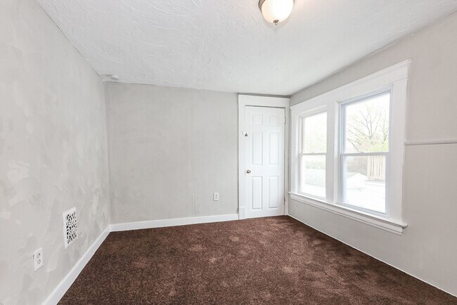 Building Photo - Spacious 3 bedroom/1 bath Single house! Ga...