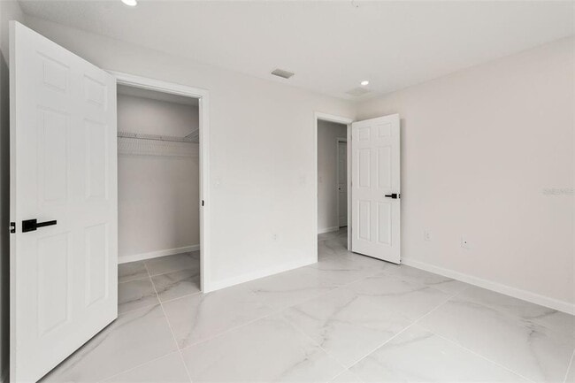 Building Photo - 2544 N Arrowhead Rd