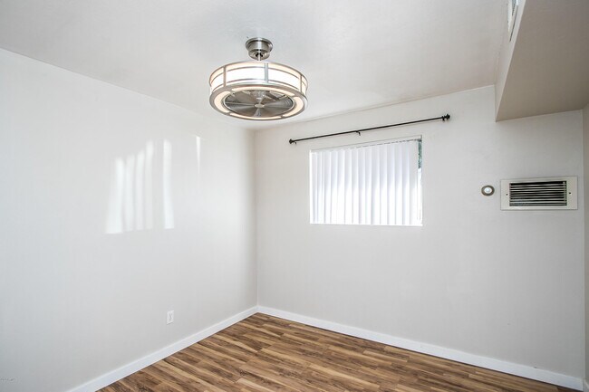 Building Photo - 402 S Beck Ave