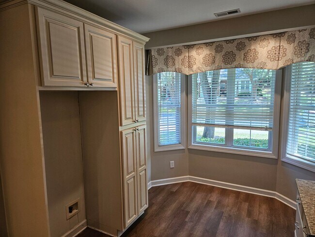 Building Photo - Fantastic 3br 2.5ba End Unit Townhome in North Raleigh! 1 Car Garage!