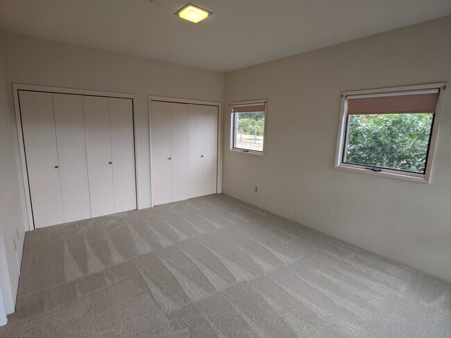 Building Photo - 3 bed 3 bath on 4.8 acres w/ beautiful wat...