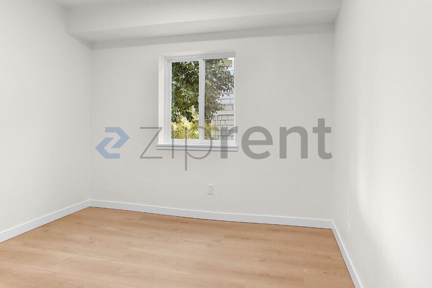 Building Photo - Unit B