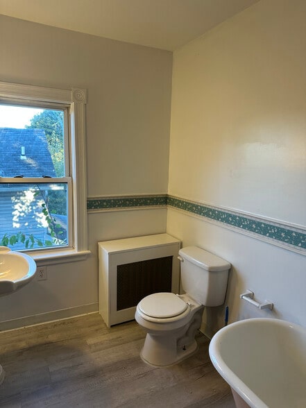 Building Photo - 529 Brook St