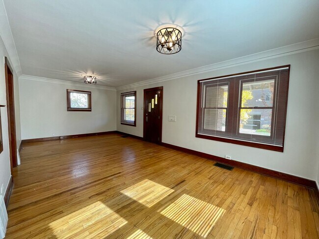 Building Photo - $0 DEPOSIT OPTION, NEW PAINT, TRADITIONAL BRICK HOME, WALKING DISTANCE TO DU!! LARGE BACKYARD, DE...