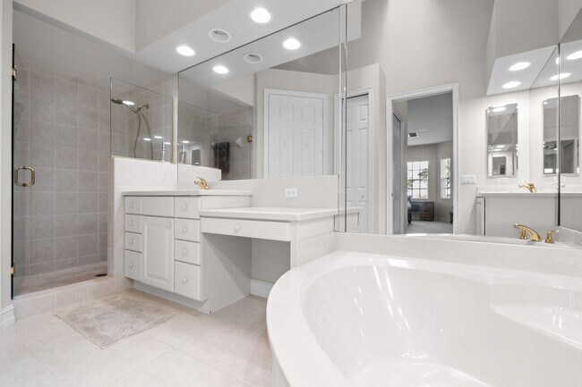 Building Photo - 3 Bed + Flex, 3 Bath 2,686 Sq Ft - Top Floor Coach Home