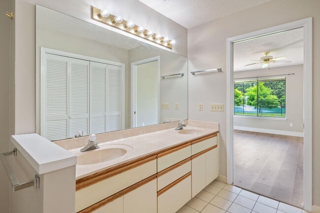 Building Photo - 1219 Oakmont Dr