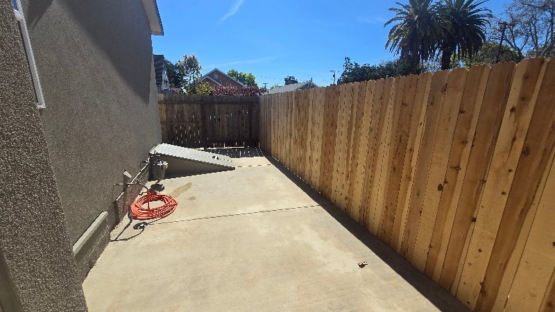 Building Photo - 619 S Sacramento St