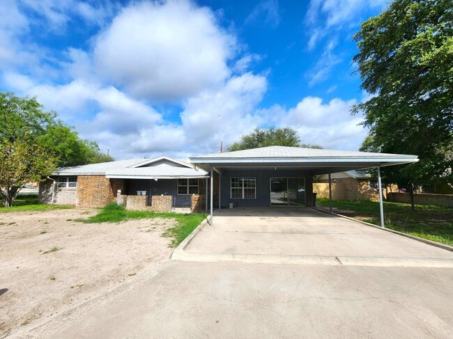Primary Photo - 211 Alta Vista Dr