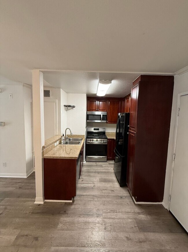 Building Photo - Modern 1BD/1BA Condo at The Met Warner Center! Ready for Move-In!